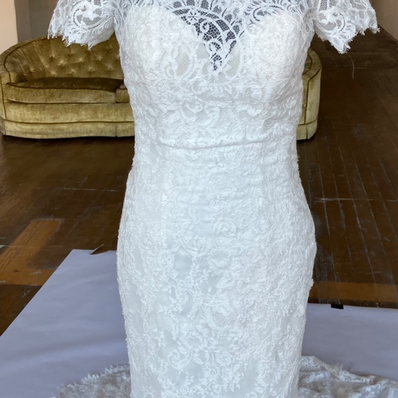 Lace wedding dress with medium train. - Picture 14 of 16